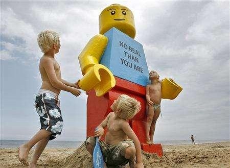 giant-lego-man-found-in-dutch-sea-reuterscom