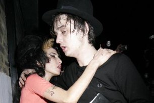 amy_winehouse_and_pete_doherty_new_best_friends.jpg (JPEG-afbeelding, 404x567 pixels)