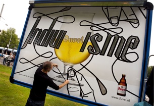Duvel plakbandkunst op het Leidseplein