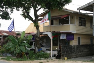 Deze man heeft zijn huis vol vlaggen hangen.